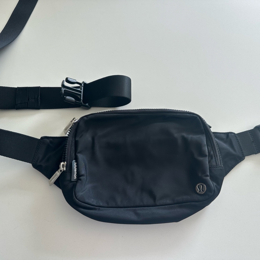 LULULEMON BLACK FANNY PACK